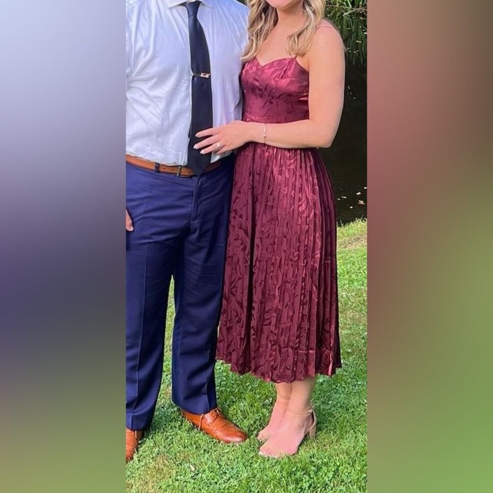 Lulu’s maroon satin midi dress worn once for wedding. Perfect for fall wedding!